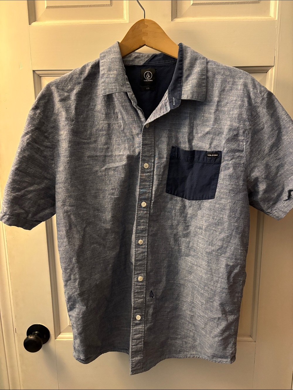 Volcom Men's Light Blue Short-Sleeve Button-Down with Navy Chest Pocket